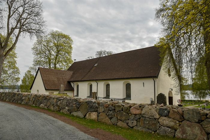 Byn omtalas första gången 1445 men är sannolikt äldre. Näshulta socken omtalas första gången 1222 och nuvarande sockenkyrka uppfördes i slutet av 1100-talet eller början av 1200-talet och med all sannolikhet äldre.

Näshulta prästgård låg ursprungligen i Vidökna en halv mil väster om kyrkan, men 1948 byggdes en ny prästgård nere vid Näshultasjön söder om kyrkan. Komministergården låg i Öknatorp, men vid 1800-talets slut byggdes en ny komministerbostad med liggande röd panel väster om kyrkan. En byggnad från slutet av 1700-talet, senare använd som sockenstuga har möjligen ursprungligen använts som skolhus. Intill detta ligger den senare skolbyggnaden uppförd 1878. Väster om skolhuset byggdes 1928 ett kommunalhus med ett snarlikt utförande som komministergården. Den kom senare att byggas om till ålderdomshem, och efter en stor tillbyggnad ändrades den till lägergård under namnet Näshultagården.

Den ursprungliga kyrkan uppfördes på 1100-talet. En ombyggnad genomfördes åren 1673-1678 då nuvarande kor och sakristia tillkom. Därefter har kyrkan byggts om och renoverats i olika omgångar. I sin nuvarande form består kyrkan av långhus med rakt avslutat kor i öster. Norr om koret finns en lägre och smalare sakristia. Alla byggnadsdelar har sadeltak täckta med tjärade spån.

På en höjd norr om kyrkan står sedan 1789 en öppen klockstapel av trä.